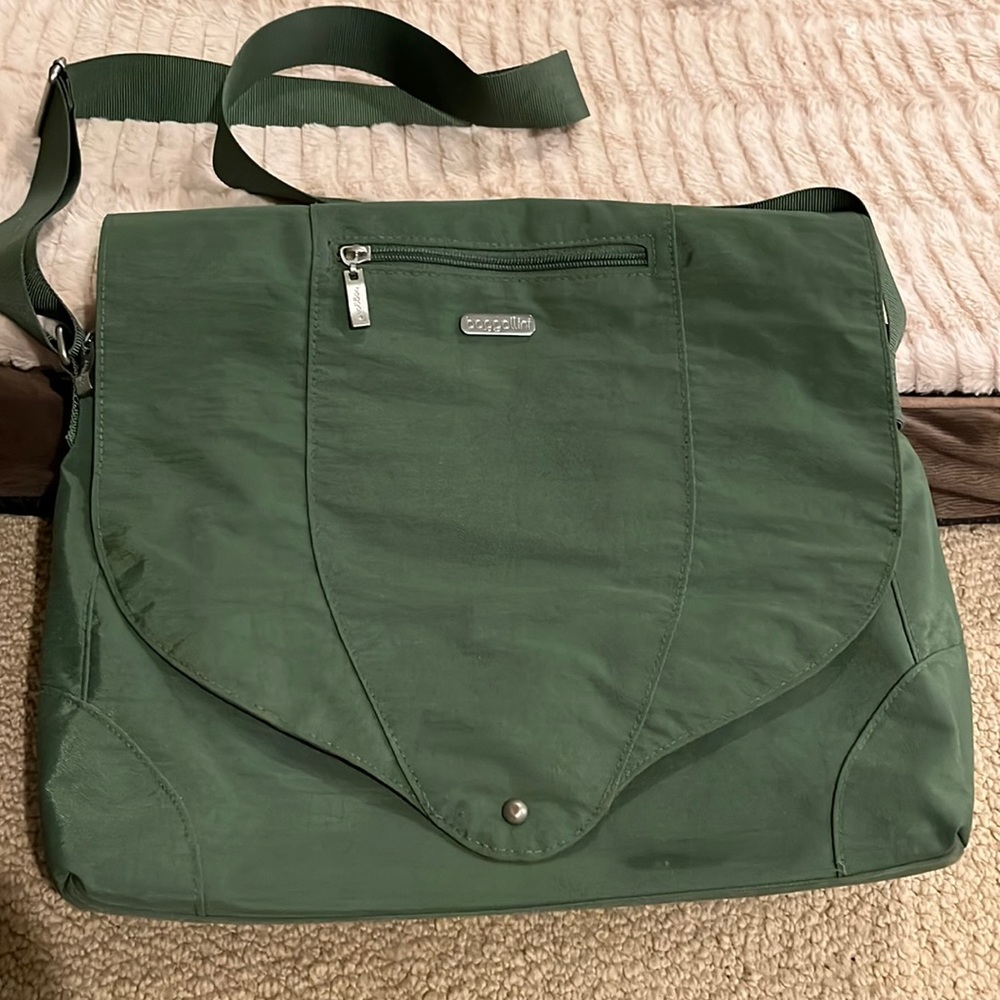 Baggallini large green crossbody, cute and practical tote with a slip for laptop